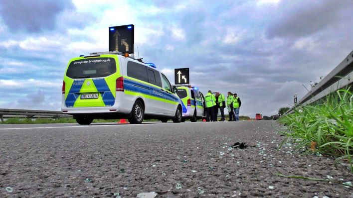 Archivfoto: Die Polizei sichert einen Abschnitt der A24 nahe Pritzwalk in Brandenburg nach einem Unfall am 18.09.2021 (Quelle: imago images / Christian Guttmann).