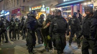Die Berliner Polizei im Großeinsatz am 1.Mai (Quelle: IMAGO/Andreas Friedrichs)
