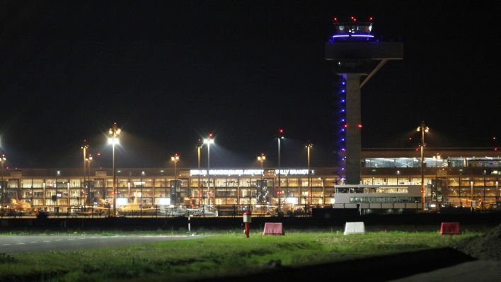 Tower des Flughafens BER bei Nacht (Bild: imago images/dts Nachrichtenagentur)