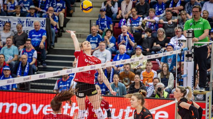 Volleyballerin Maja Savic im Angriff (Bild: Imago Images/Eibner)
