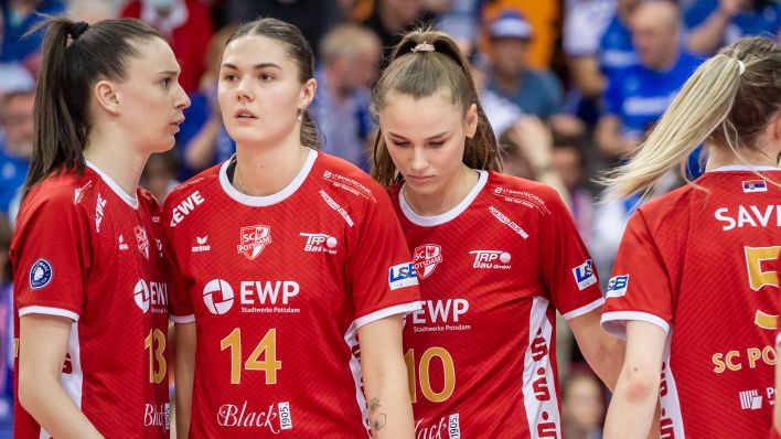 Hängende Gesichter bei den Volleyballerinnen des SC Potsdams bei der Niederlage in Stuttgart (imago images/Eibner)