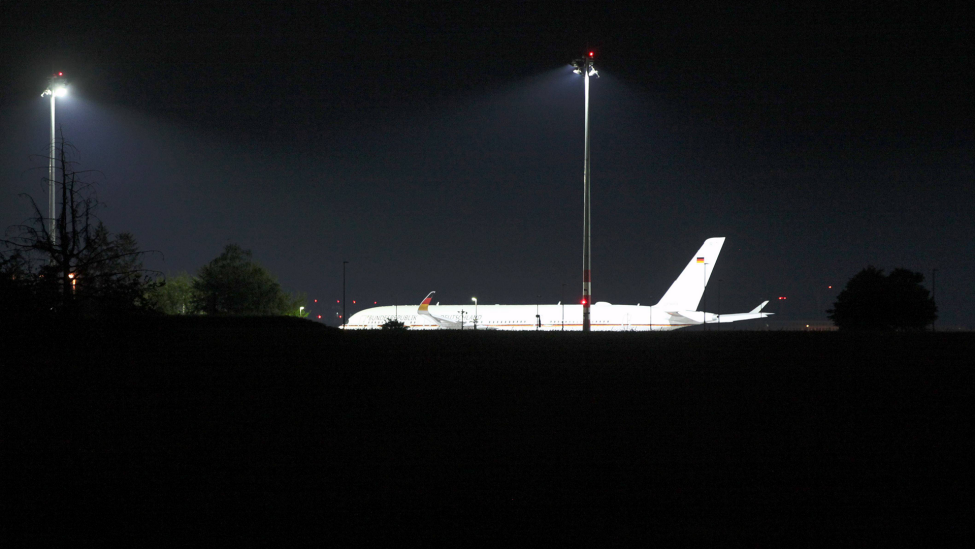 egierungsflugzeug am Flughafen BER nach der Landung von Wolodymyr Selenskyj (Quelle: imago images / dts Nachrichtenagentur)