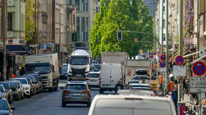 In zweiter Reihe stehende Fahrzeuge blockieren den Verkehr in der Berliner Oranienstraße. (Quelle: imago-images/Jürgen Held)