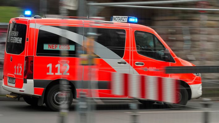 Symbolbiild: Ein Rettungswagen der Feuerwehr am 31.01.2022 bei einer Einsatzfahrt mit Blaulicht. (Quelle: dpa/Thomas Bartilla)
