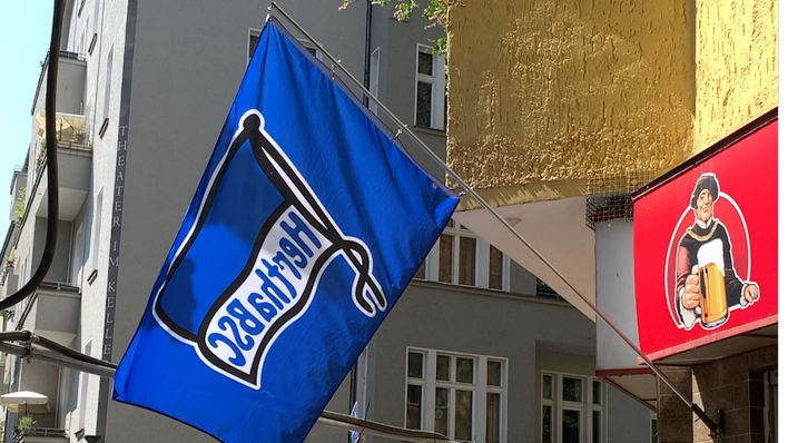 Eine Hertha-Fahne in Neukölln