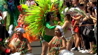 Karneval der Kulturen-Umzug zieht durch Berlin