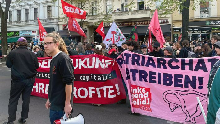 Die Sozialistische Deutsche Arbeiterjugend versammelt sich ander Ecke Wiener/Skalitzer Straße. (Quelle: rbb/Mara Nolte)