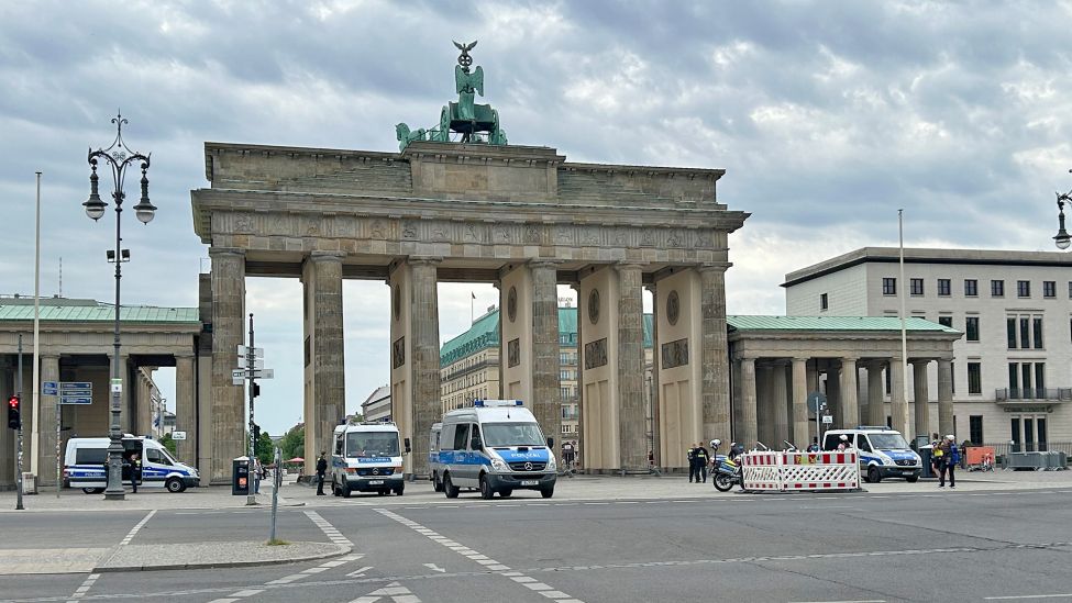 Vor dem Brandenburger Tor stehen am 14.05.2023 Polizeiautos anlässlich des Besuchs des ukrainischen Präsident Selenskyj in Berlin. (Quelle: rbb24/Winkler)