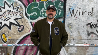 Jens Schwan, Betreiber der Plattform "The Clubmap", steht vor einem Graffiti am Club About Blank (Quelle: rbb/Sebastian Hampf