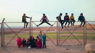 Tuğba Tekkal mit Kindern im Irak (Bild: HÁWAR.help e.V.)