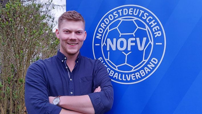 NOFV-Geschäftsführer Till Dahlitz vor dem Banner des Nordostdeutschen Fußballverbandes. (Bild: privat)
