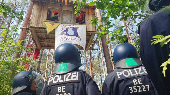 Einsatzkräfte der Polizei stehen bei dem Camp in der Wuhlheide.(Quelle:rbb)