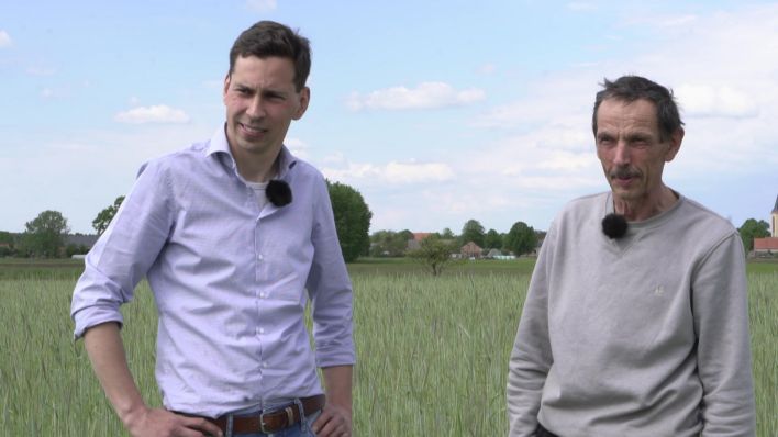 Die Landwirte Arvid Salzwedel und Jürgen Frenzel auf dem Feld von Arvid Salzwedel in Rüthnick. (Ostprignitz-Ruppin). (Quelle: rbb/Yasser Speck)