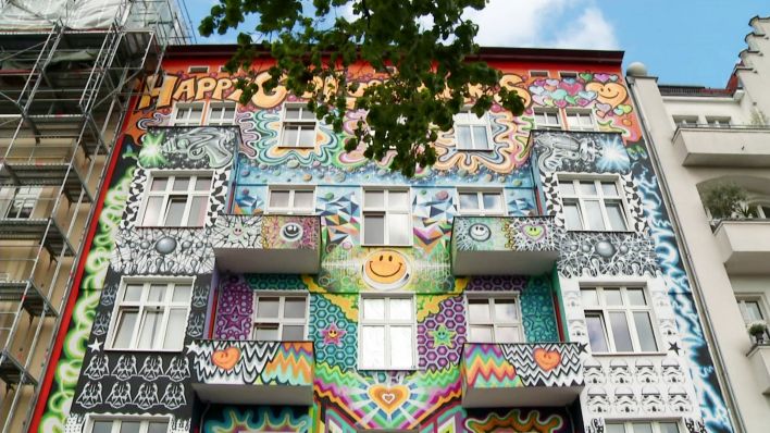 Die bunte Fassade des "Happy Go Lucky"-Hostels am Stuttgarter Platz in Berlin-Charlottenburg. (Quelle: rbb24/Abendschau)