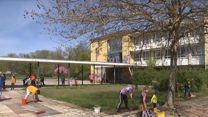 Eisenhoutenstadt (Oder Spree): Unidentified persons have smeared the Youth Square with dozens of anti-constitutional symbols