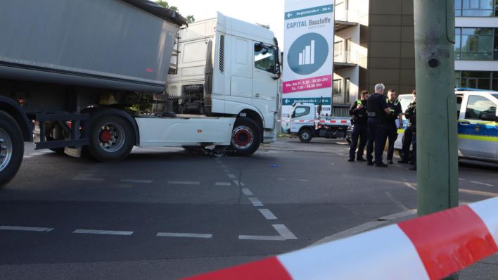 LKW-Unfall mit Radfahrer, Gott-Dunkel-Straße / Bergholzstraße Berlin. (Quelle: M. Pudwell)