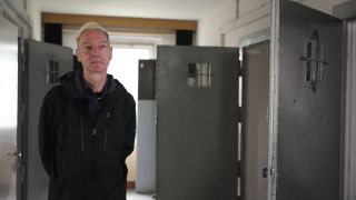 Detlef Fahle steht in einem Gang des ehemaligen Militärgefängnisses in Schwedt (Quelle: rbb)
