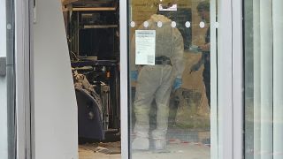 Nachdem ein Geldautomat im Linden-Center in Berlin Hohenschönhausen gesprengt wurde, untersucht die Polizei den Tatort (Bild: BLP)