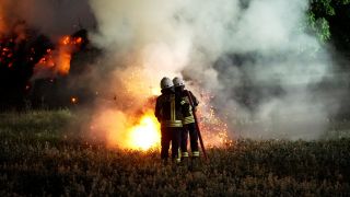 Strohmiete mit etwa 400 Ballen steht bei Treuenbrietzen mitten in der Nacht in Flammen - Brandstifter treibt seit Jahren sein Unwesen in der Region (Quelle: NonstopNews/Julian Stähle)