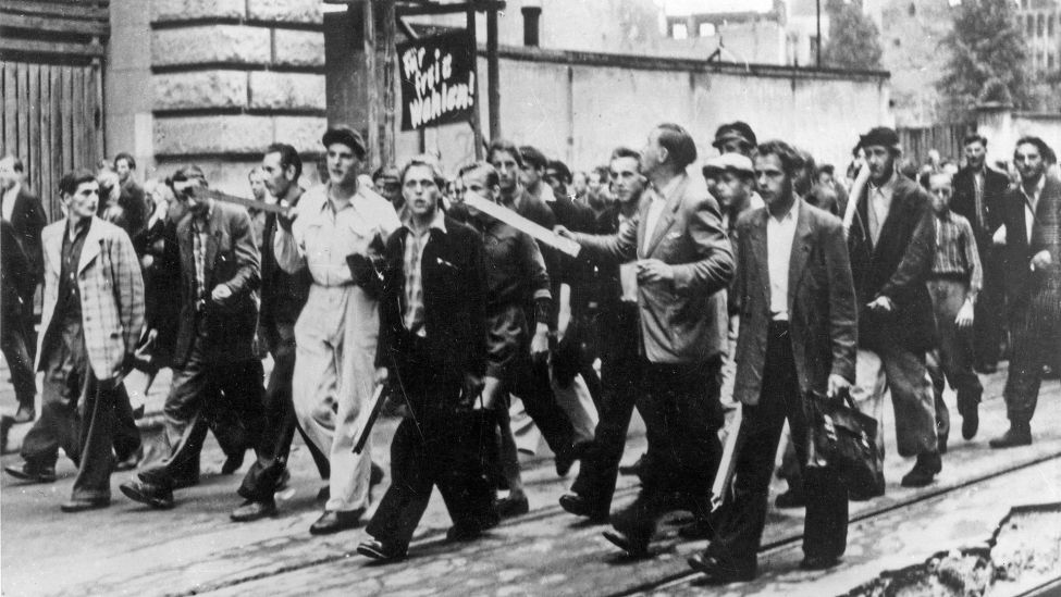 Archivbild:Bauarbeiter rufen zum Generalstreik auf und fordern des Ruecktritt der Regierung, 16. Juni 1953.(Quelle:akg-images)