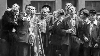 Archivbild: 17.06.1953 Demonstranten verbrennen die rote Fahne, die zuvor vom Brandenburger Tor heruntergeholt wurde.(Quelle:dpa/G.Bratke)