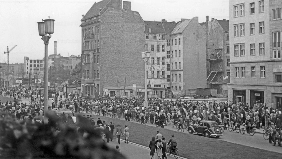 Archivbild:Massendemonstration in der Stalinallee am 16.06.1953.(Quelle:dpa)