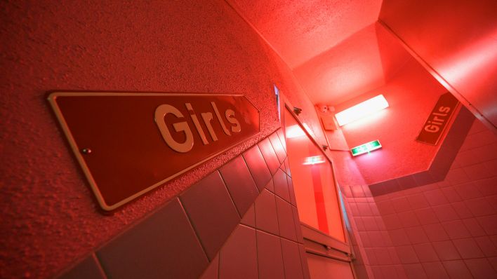 Symbolbild: Schilder mit der AUfschrift „Girls“ zeigen den Weg zu den Sexarbeiterin (Quelle: dpa/Andreas Arnold)