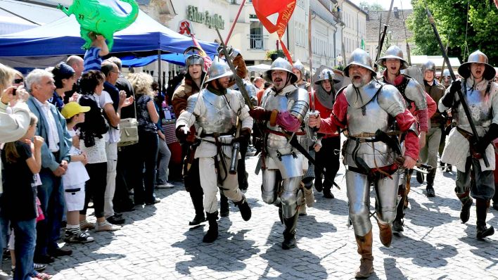 Archiv: Beim dreitägigen Hussitensfest ist der Stadtumzug, der die Geschichte Bernaus bebildert, einer der Höhepunkte. (Foto: dpa)