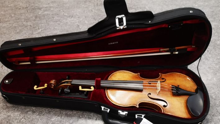 Symbolbild: Der Nachbau einer Stradivari-Geige liegt in einem Geigenkoffer. (Quelle: dpa/Bundespolizei)