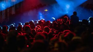 Menschen tanzen während eines Konzerts in Berlin. (Quelle: dpa/Sebastian Gollnow)