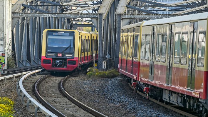 Ein Zug der neuen Baureihe 483/484 (l) fährt am 14.10.2022 bei einem Pressetermin zur Umstellung der S-Bahnlinie S8 in den Bahnhof Treptow. (Quelle: dpa/Jens Kalaene)