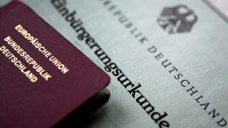 Symbolbild: Deutsche Staatsbürgerschaft (Quelle: dpa/Laci Perenyi)