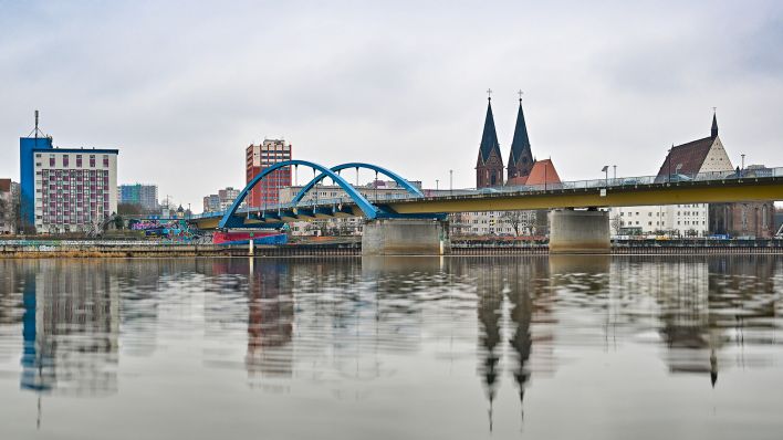 Blick vom polnischen Slubice auf den Grenzübergang Stadtbrücke über den deutsch-polnischen Grenzfluss Oder mit Frankfurt (Oder) in Brandenburg. (Quelle: dpa/Patrick Pleul)