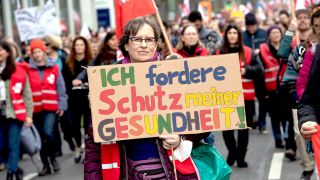 Archiv: Lehrkräfte nehmen an einem Warnstreik in Berlin teil und halten ein Plakat mit der Aufschrift "Ich fordere Schutz meiner Gesundheit!". (Foto: dpa)