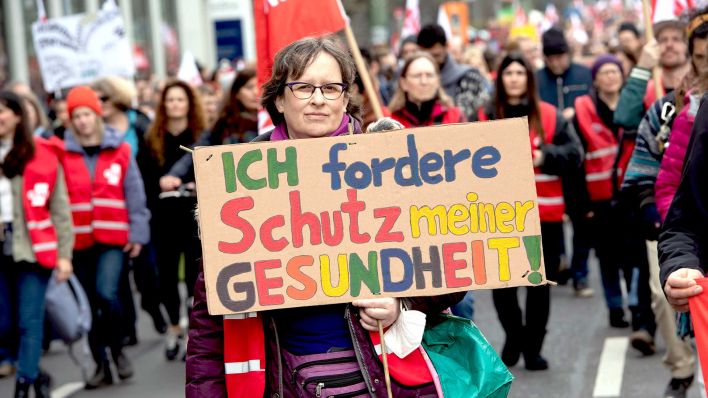 Archiv: Lehrkräfte nehmen an einem Warnstreik in Berlin teil und halten ein Plakat mit der Aufschrift "Ich fordere Schutz meiner Gesundheit!". (Foto: dpa)