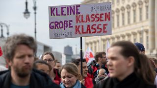 Lehrkräfte nehmen an einem Warnstreik in Berlin teil und halten ein Plakat mit der Aufschrift "Kleine Klassen - große Klasse" hoch (Quelle: dpa/Paul Zinken)
