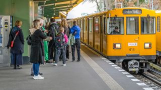 Menschen stehen am 24.03.203 am U-Bahnhof Krumme Lanke in Berlin. (Quelle: dpa/Schoening)