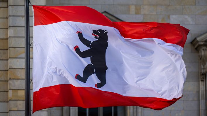 Symbolbild: Die Flagge mit dem Landeswappen von Berlin (Quelle: dpa/Monika Skolimowska)