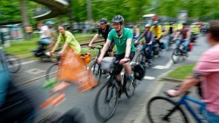 Teilnehmer einer Fahrraddemonstration des ADFC fahren am 07.052023 durch die Innenstadt. (Quelle: dpa/Henning Kaiser)
