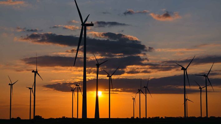 Ein Windenergiepark im Sonnenuntergang. Laut Angaben vom Bundesverband WindEnergie e.V. nimmt das Binnenland Brandenburg Platz 2 in der Rangliste der Bundesländer mit der größten installierten Leistung bei Windenergieanlagen ein. (Foto: dpa)