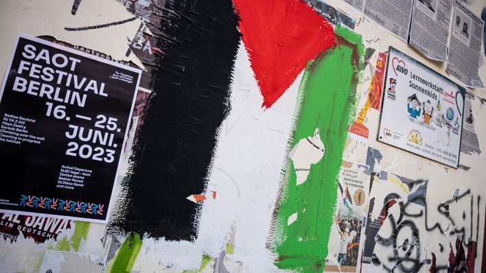 Symbolbild: Die Flagge von Palästina ist an eine Wand in Berlin-Neukölln gemalt. (Quelle: dpa/Fabian Sommer)
