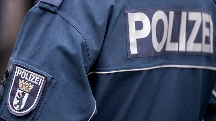 Symbolbild: Die Aufschrift Polizei und der Wappen von Berlin auf der Uniform eines Polizeibeamten, aufgenommen am 05.12.2022. (Quelle: dpa-Bildfunk/Monika Skolimowska )
