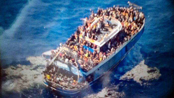 Von der griechischen Küstenwache veröffentlichtes Foto, das ein Fischereifahrzeug mit einer großen Anzahl von Migranten zeigt, das in internationalen Gewässern südwestlich des Peloponnes fährt. (Foto: picture alliance/ANE/Eurokinissi)