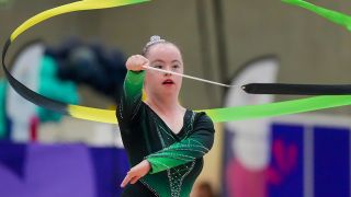 Jennifer Ohalloran aus Ireland bei der Rhythmische Sportgymnastik am 17.06.2023 bei den Special Olympic World Games in Berlin. (Quelle: dpa-Bildfunk/Soeren Stache)