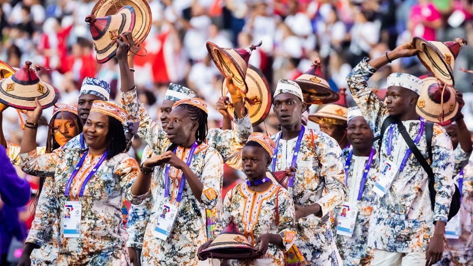 Athleten aus Burkina Faso kommen am 23.06.2023 bei der Eröffnungsfeier der Special Olympics World Games Berlin 2023 ins Olympiastadion. (Quelle: dpa/Christoph Soeder)