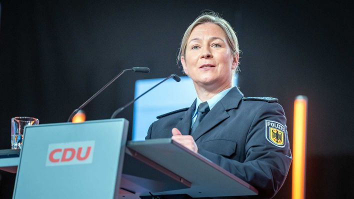 Claudia Pechstein, Olympiasiegerin im Eissschnelllauf, spricht in ihrer Uniform als Bundespolizistin beim CDU-Grundsatzkonvent. (Foto: dpa)