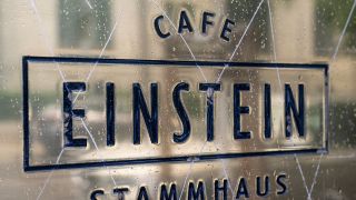 Ein Schild "Cafe Einstein Stammhaus" am Tor des Gebäudes. (Quelle: dpa/Hannes P Albert)