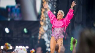 Pink live bei einem Konzert ihrer Summer Carnival 2023 Tour im Olympiastadion. (Foto: picture alliance / Geisler-Fotopress)