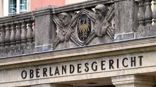 Schriftzug und Wappen über dem Eingang zum Brandenburgischen Oberlandesgericht (OLG). (Foto: picture alliance/dpa)