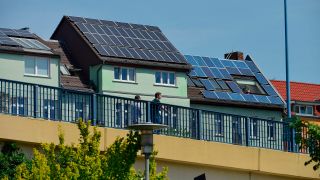 Ein Dach mit Solaranlagen in Berlin (Quelle: dpa/imageBROKER/Schoening)